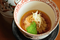 温物には、稲取産の金目鯛を蓮蒸しで。今月のおすすめの逸品です。