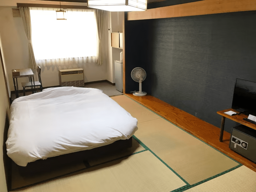 ◇＜東館（旧館）バスなし＞一人旅やビジネス、お食事は温泉街で楽しみたい方へ【素泊・フリードリンク付】