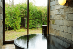 『梔』のお部屋の写真です。名月荘スタンダード客室Bタイプ。