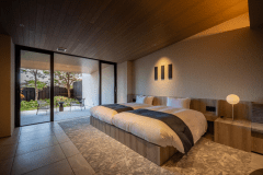 Jardin－郭－ 102　石壁に囲まれた静寂な客室。日本ならではの陰影の美をもたらす「郭」大な深い軒のある空間は非日常へと誘います。