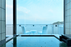 プライムルーム－prime－　海を真正面に眺められるツインベッドと半露天風呂が特徴の、オーシャンビューの客室です。