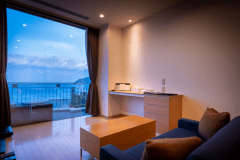 ダブルルーム－double－ 海を目の前に寛げるリビングスペースに、海を眺めながら愉しむ半露天風呂。