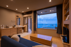 ルミエールツイン－lumiere－ 　たっぷりと光が差し込み心のバランスを整えるゆとりの空間。海を眺めるソファーで過ごすリラックスタイム。