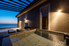 ナチュラルスイート－natural－　海風を肌に感じるオープンテラス。移りゆく空と海の景色に酔いしれながら過ごすひととき。