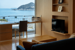 エトワールツイン－etoile－ 海を臨むカウンターデスク。海が目の前に広がるデスクでのPC作業はワーケーションという新しい旅行の在り方です。