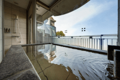 ルミエールツイン－lumiere－ 海を身近に感じられる、テラスに寄せた半露天風呂。ゆったりとしたツインベッドに明るく開放的なリビングスペース。