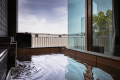 ダブルルーム－double－ 源泉かけ流しの露天風呂に浸かりながら、心地よい風を楽しむ。