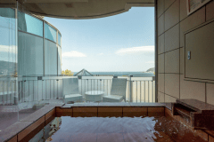 エトワールツイン－etoile－ 夜空をイメージしたシックなベッドルームに、海を一望できる半露天風呂。