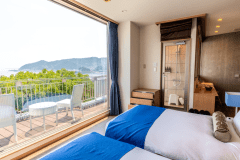 プライムルーム－prime－　海を真正面に眺められるツインベッドと半露天風呂が特徴の、オーシャンビューの客室です。