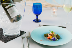 ディナーコースに合わせて厳選したボトルワイン1本をプレゼント。 ディナーコースに合わせて厳選したボトルワイン1本をプレゼント。