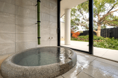 Jardin　-縁- 101　伊豆の自然の山々を思わせるプライベートガーデンを望む半露天風呂。一枚ガラスの大きな窓を開け放つとまるで自然の中にあるようです。