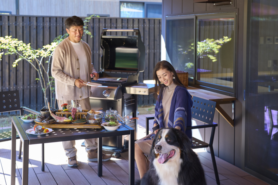 お部屋のプライベートテラスで愛犬と一緒にBBQ