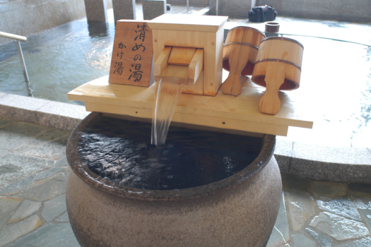 【清めの湯／かけ湯】体の汚れを落とし、お風呂の温度に体を慣らすため、かけ湯を行いましょう