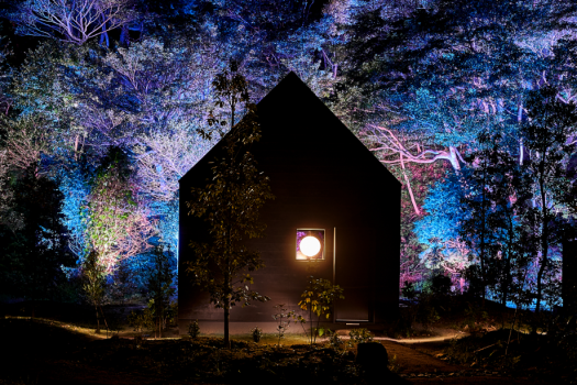 森のふもとの２階建てコテージ