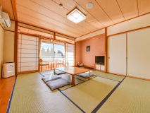 *【和室10畳】畳のお部屋でのんびりおくつろぎ。＜加湿機能付き空気清浄器完備＞