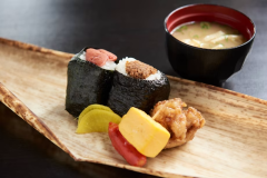 日替わりおにぎり2種類+唐揚げ+玉子焼き+ウインナーのセットです♪
2階朝食会場でご提供しております。