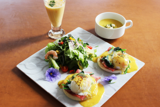 【朝食-洋食セット-】エッグベネディクトを中心とした女性に人気のメニューです♪