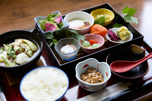 【朝食-和食セット-】もつ鍋と季節の野菜を使ったボリューム感たっぷりの朝食です♪
