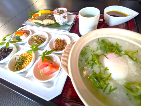 新メニューの朝食『朝がゆ』心と体に優しい和の膳をご用意いたしました。