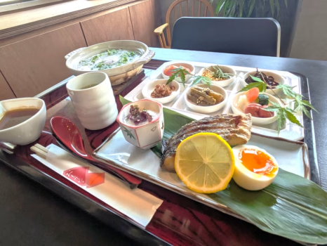 おかゆを主役に、小鉢や焼き魚を添えた、身体に優しい『朝がゆ』です。