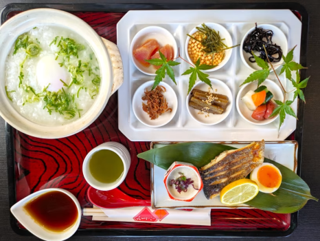 新登場『朝がゆ』心温まるおかゆを中心に、焼き魚、出汁の効いた小鉢など、豊かな味わいを揃えました。
