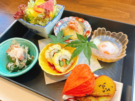 季節の小鉢を添えた御膳、ほっとする定番の味とともに