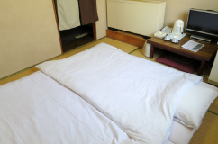 【和室2名利用】福岡市内のビジネスホテルでは唯一無二の和室四畳半。
裸足で寛げる、畳ならではのリラックス空間です。