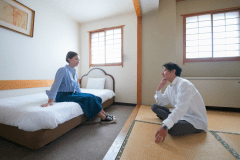 【和洋室】ベッド1台+布団2組で4名様までご利用いただけます！