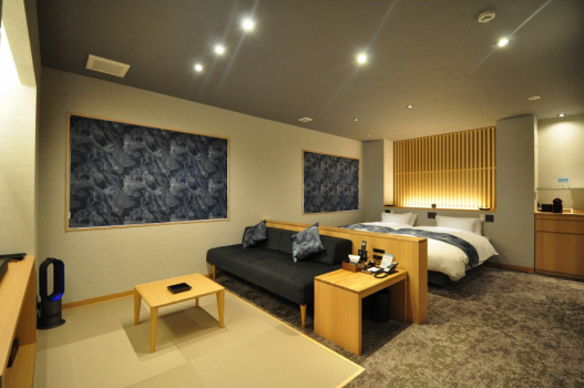 （注）こちらのお部屋は渓谷側ではございません(山側）
禁煙★シャワーブース・トイレ付・シモンズベッド（幅97cm※シングルサイズ）全館空調システム・Wi-Fi無料・4Kテレビ・コーヒーマシン・ダイソンドライヤー・エステスチーマー他
※定員2～4名（３名でご利用の場合1名はソファーベッド、４名の場合はソファーベッドと１名布団になります
※当館は、お客様にごゆっくりお寛ぎ頂けるよう客室係はおりません。