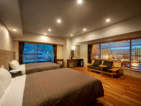 露天風呂付客室【心満月(ここみづき)】は、フローリングの床にベッド２台のお部屋です。