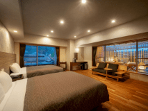 露天風呂付客室【心満月(ここみづき)】は、フローリングの床にベッド２台のお部屋です。