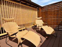 露天風呂付客室【心満月】には、開放的なウッドデッキもございます。
※冬季は椅子は設置されません。