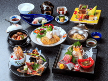 天心グレードアップ会席プランの料理イメージ。
お品書きのうち２品（お肉料理とお魚料理）を、当日お好みでお選びいただける和食会席料理です。
この画像では、お肉料理は「国産牛ブラウンシチュー」、お魚料理は「旬の魚の香草パン粉焼き」をチョイスしています。