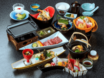 天心スタンダード会席プランの秋～冬季の料理イメージ。信州プレミアム牛ステーキなど、信州の食材をふんだんに採り入れた和食会席料理です。