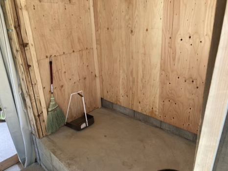 入口のドアを開けた右側にも荷物が置けます