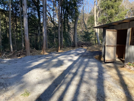 半地下ハウスの敷地。専用駐車スペースです。