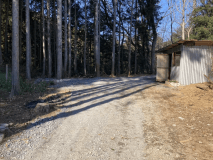 半地下ハウスの敷地。専用駐車スペースです。