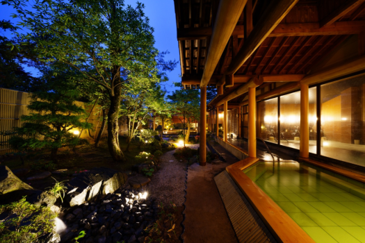 源氏の湯からのぞむ日高石庭の湯