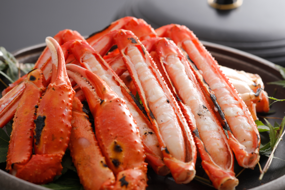 【冬のお料理】旨味をギュッと閉じ込めたカニの陶板焼き（一例）