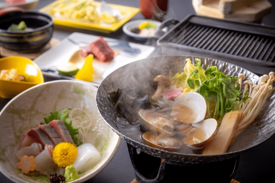 【春・彩会席】お造り3種盛りや蛤と新若芽の鍋、春野菜の天婦羅、国産牛ステーキなどを味わう（一例）