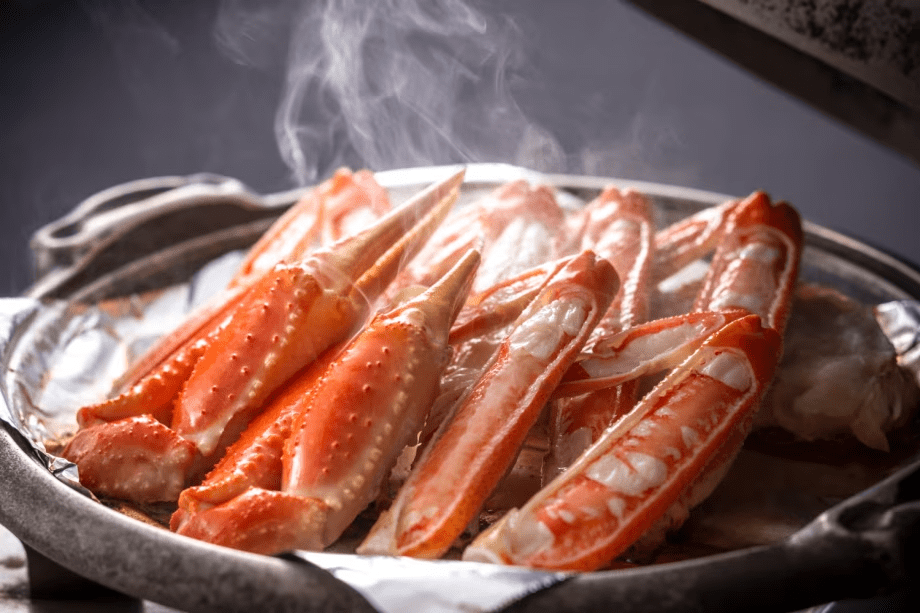 【冬のお料理・カニの陶板焼き】旨味をギュッと閉じ込めた！佐竹名物「カニの陶板焼き」（一例）