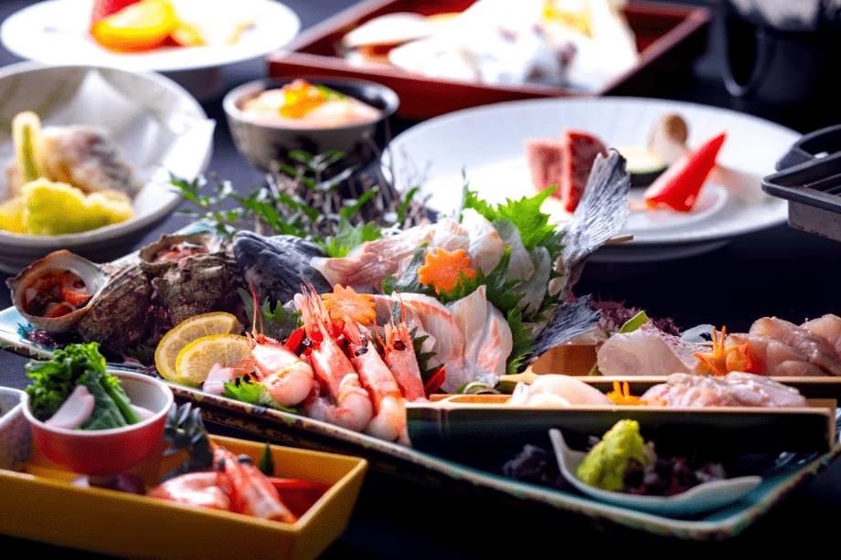 【春・別湯・お任せ会席】但馬牛ステーキや車海老と山菜の天婦羅、紅ガニちらし寿司などで春の美食を堪能！