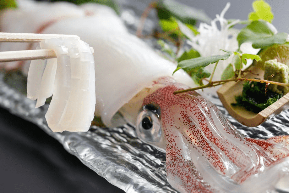 【夏のお料理】夏の味覚・京丹後イカ「漁火」の姿造り（一例）