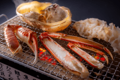 【冬のお料理】炭火で香ばしく焼き上げた焼きガニ（陶板焼き→焼きガニのグレードアップは別料金）（一例）