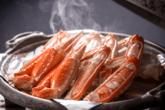 【冬のお料理・カニの陶板焼き】旨味をギュッと閉じ込めた！佐竹名物「カニの陶板焼き」（一例）