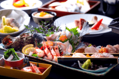 【春・別湯・お任せ会席】但馬牛ステーキや車海老と山菜の天婦羅、紅ガニちらし寿司などで春の美食を堪能！
