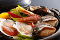 【夏のお料理】夏の佐竹名物・海鮮陶板焼き(鮑・サザエ・ホタテ・海老・野菜)を豪快に堪能！（一例）