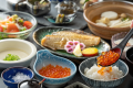 【朝食】朝からごっつぉの「いくらかけご飯」や、琴引の塩と合わせる「自家製豆腐」、干物などを味わう！