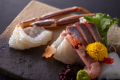 【冬のお料理】活松葉ガニのカニ刺しと冬のお造り盛り（一例）
