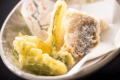 【春のお料理・甘鯛の松笠揚げ】うろこを香ばしく揚げた甘鯛は、外はサクサク、中はふんわりとした食感。